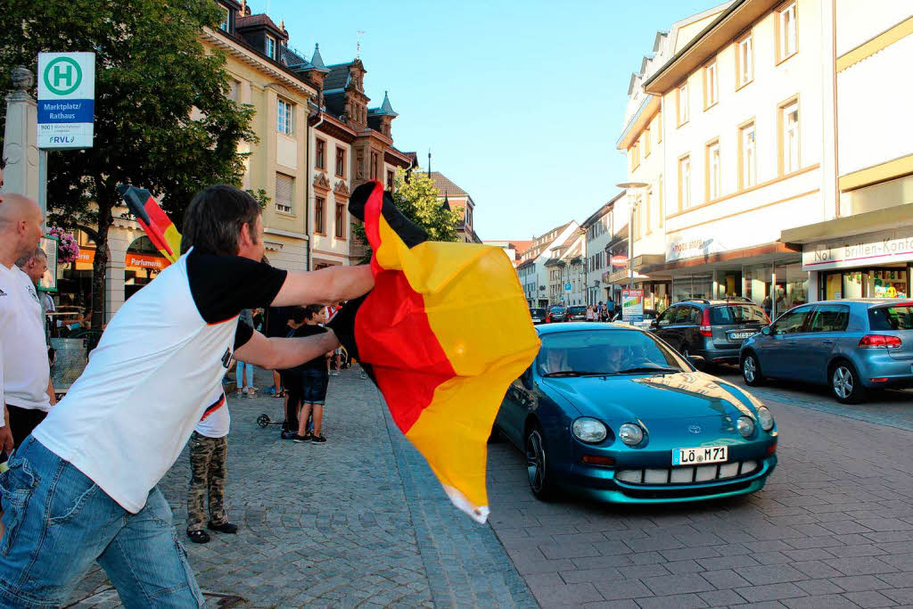 Freude bei den Fuballfans: Eindrcke vom Autokorso nach dem WM-Spiel Deutschland/USA