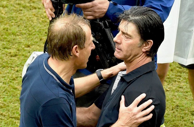 Jogi Lw (links) und Jrgen Klinsmann ...ich ber den Einzug ins Achtelfinale.   | Foto: dpa