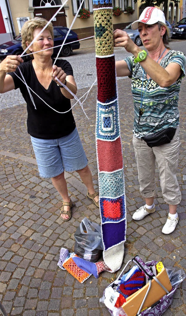 Der Hhepunkt von &#8222;Riegel strick...nn Straenmasten einen bunten Strumpf.  | Foto: Michael Haberer