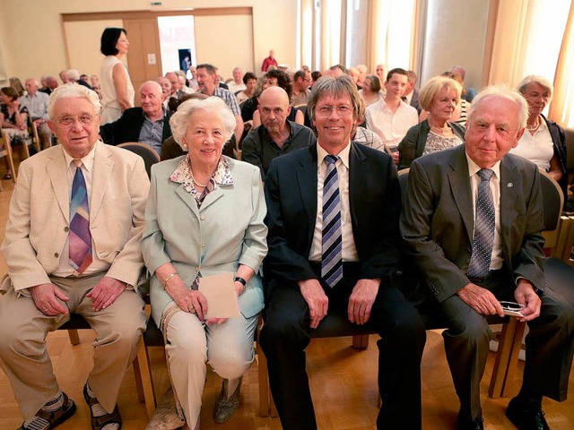 <Text>Marta Scheumann mit Ehemann Gerh...er Laudatio des Oberbrgermeisters zu.  | Foto: Christoph Breithaupt