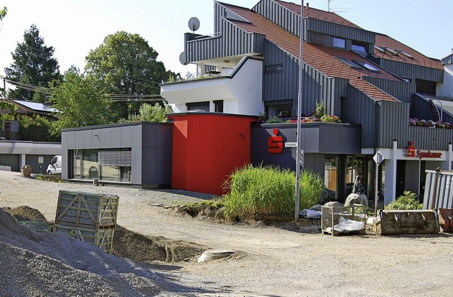 Mitten in der Baustelle liegt die Sparkassenfiliale.  | Foto: Claudia Renk