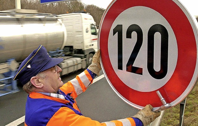 Tempo 120 auf allen Autobahnen? Vielen wre das recht.   | Foto: dpa