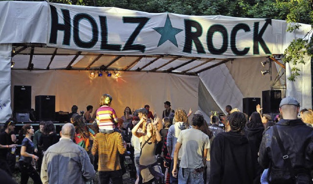 Frhlich feiern unter freiem Himmel &#...s Holzrockfestival im Sengelen statt.   | Foto: N. Kapitz
