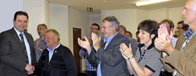 Stehender Applaus fr Berthold Meister... der Gemeinderte verabschiedet wurde.  | Foto: Christa Maier