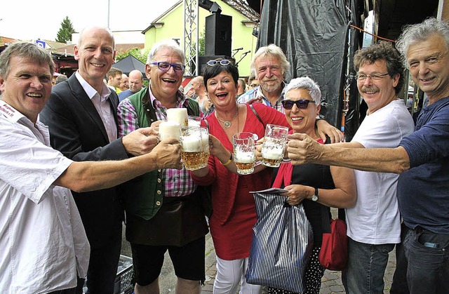 Prost aufs 40. Stadtfest: OB-Stellvert...dtfest ber viele Jahre ausgerichtet.   | Foto: Karin Heiss