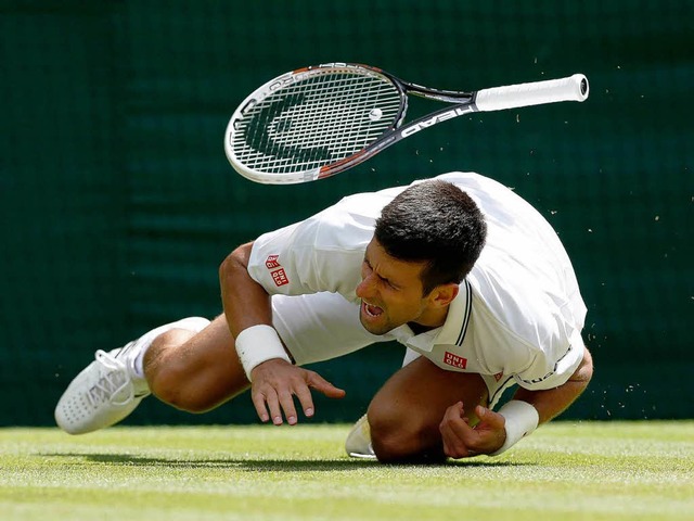 Novak Djokovic zieht trotz eines Schre...ts ins Achtelfinale von Wimbledon ein.  | Foto: dpa