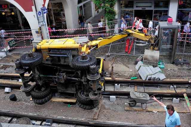 Warum der  Bagger umkippte, ist noch unklar.  | Foto: Thomas Kunz