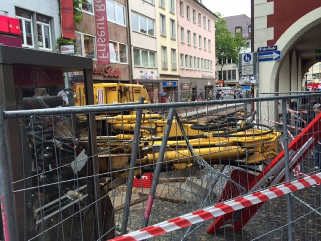 Der Baggerfahrer und ein weiterer Arbeiter wurden bei dem Unfall verletzt.  | Foto: Alexandra Sillgitt