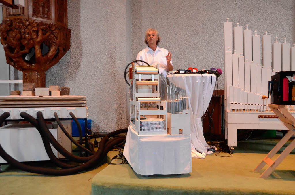 Adrian Oswalt mit seiner XXXL-Orgel in der evangelischen Kirche