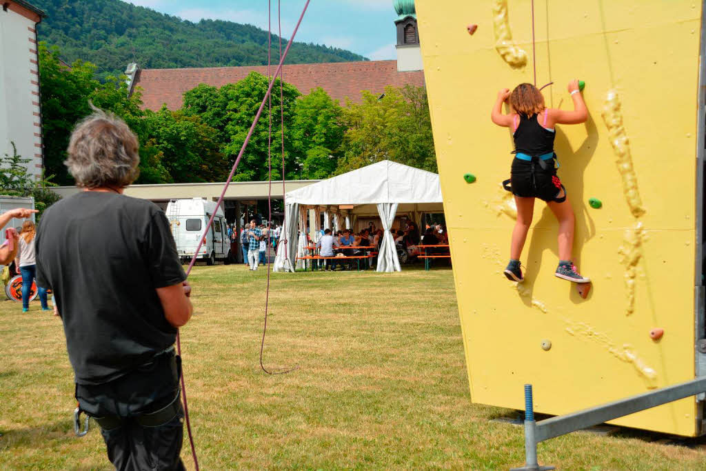 Karussell und Kletterwand neben der Halle waren begehrte Favoriten bei Kindern