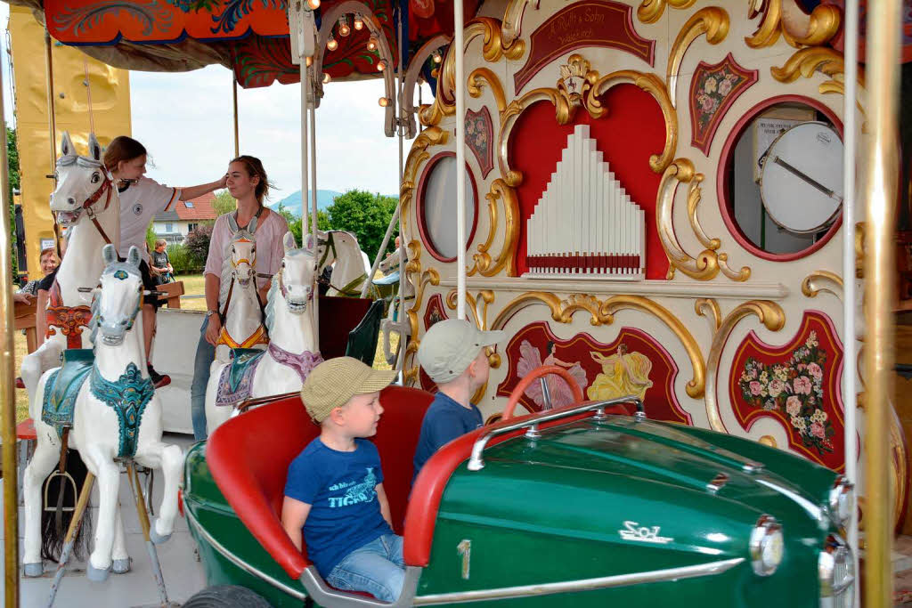 Karussell und Kletterwand neben der Halle waren begehrte Favoriten bei Kindern