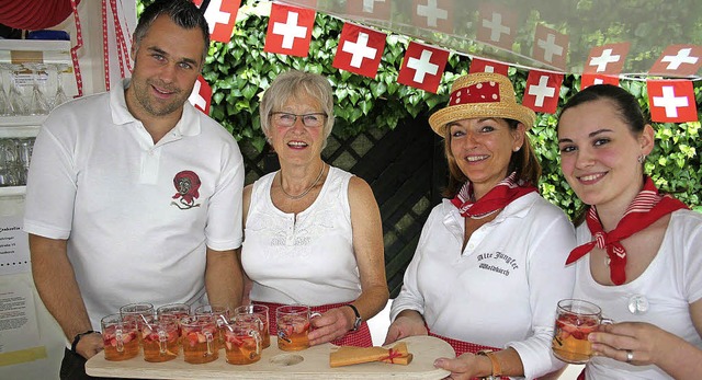 2000 halbe Hhnchen und rund 900 Liter...em guten Stadtfestjahr in den Verkauf.  | Foto: Karin Hei