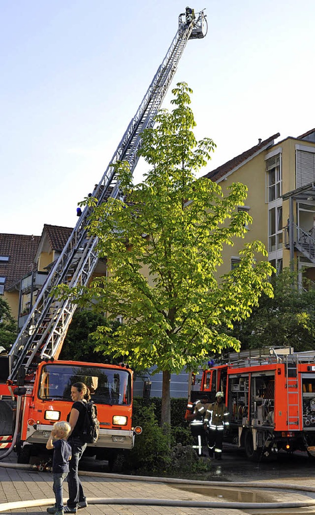 Auf beengtem Raum: Weil&#8217;s angebl...leute auch Menschen vom Balkon holen.   | Foto: Steckmeister