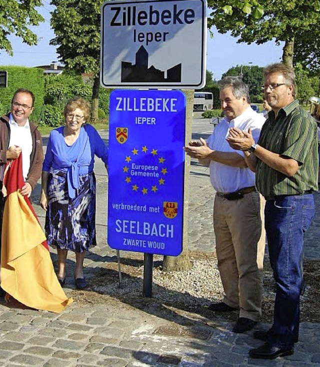 Die Partnerschaftstafel in Zillebeke wird enthllt.  | Foto: Gemeinde