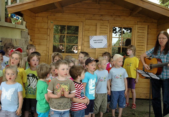 Beim Einweihungsfest des Spielplatzes ...Rotzel dankten die Kinder mit Liedern.  | Foto: brigitte chymo