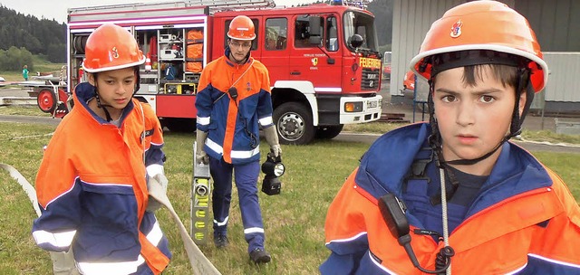 Mit Helm und Uniform: In fachmnnische...enwlder Feuerwehren   unter Beweis.    | Foto: SanDhia hasswani