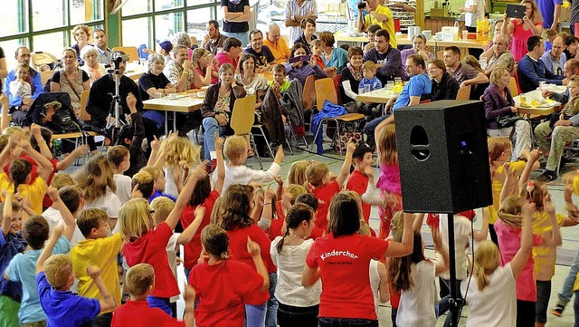 Tanzlehrerin Ines Ippers-Marohn fand i...n der Rotmooshalle ein buntes Treiben.  | Foto: johannes wamer