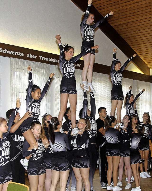 Die Cheerleader sind zurzeit ein Aush...auch viele andere Gruppen ihr Knnen.   | Foto: fabry