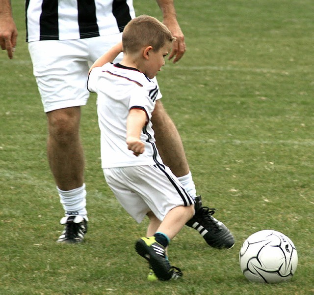 Bambinis kickten mit alten Herren beim...ier des FC Wittlingen. Foto: Ines Bode  | Foto: Ines Bode