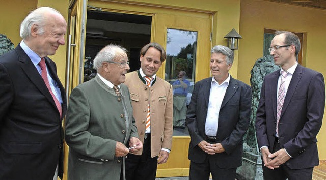 Schlsselbergabe: Rainer Kress, Erwin... des Hotels, Niels Bosley (von links)   | Foto: Stefan SAhli