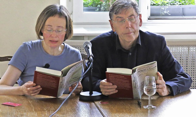 Die Autoren Lisbeth Exner und Herbert Kapfer bei der Lesung  | Foto: Georg Vo