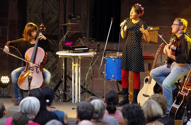 Barbara Hppler singt und wird dabei m...Cello und Tobias Kopf an der Gitarre.   | Foto: Heidi Fssel