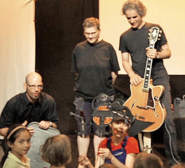 Sergio Segarich (rechts) mit Mitmusikern und Figurenanimateuren   | Foto: Carola Bruhier