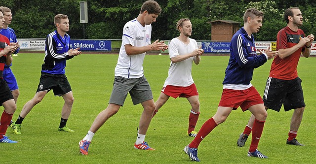 Rhythmus-Vortnzer ist Trainer Klaus G...raining nach der Sommerpause im Takt.   | Foto: Jrgen Ruoff