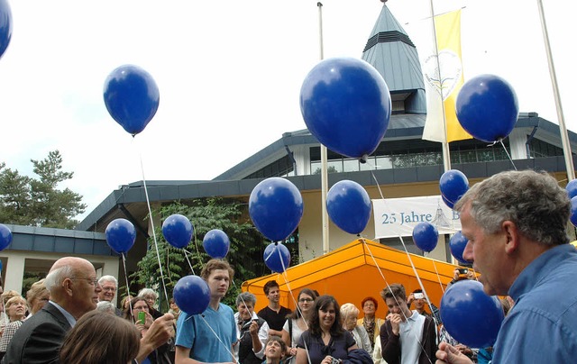 Als Symbol der Freude ber das Kirchen... stiegen blaue Ballons in den Himmel.   | Foto: Ounas-Krusel