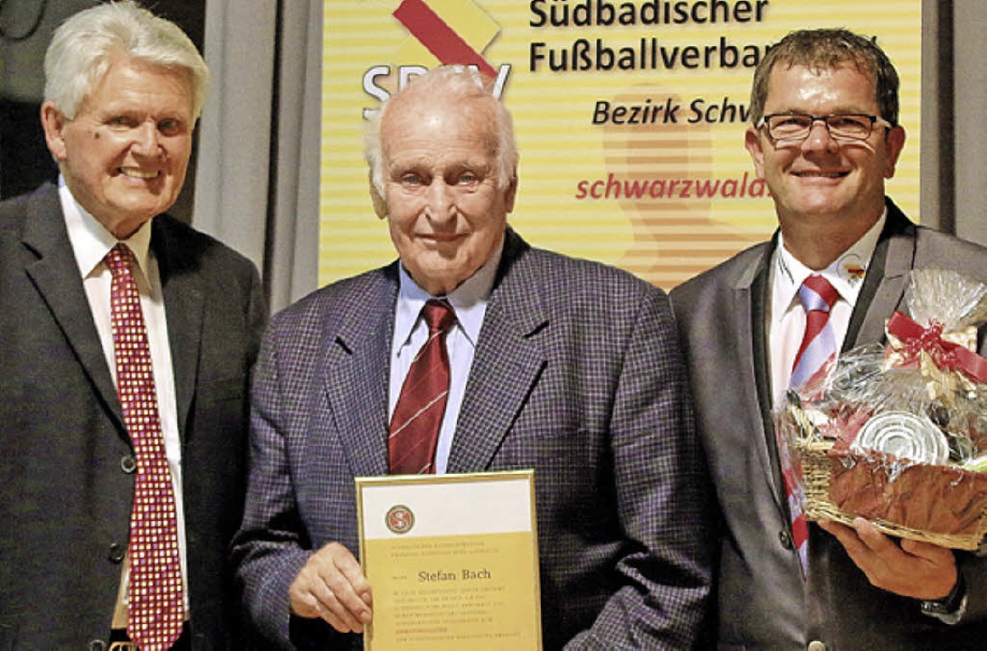 Stefan Bach (Mitte) wurde von Verbands...e (links)  zum Ehrenmitglied ernannt.   | Foto: hahne