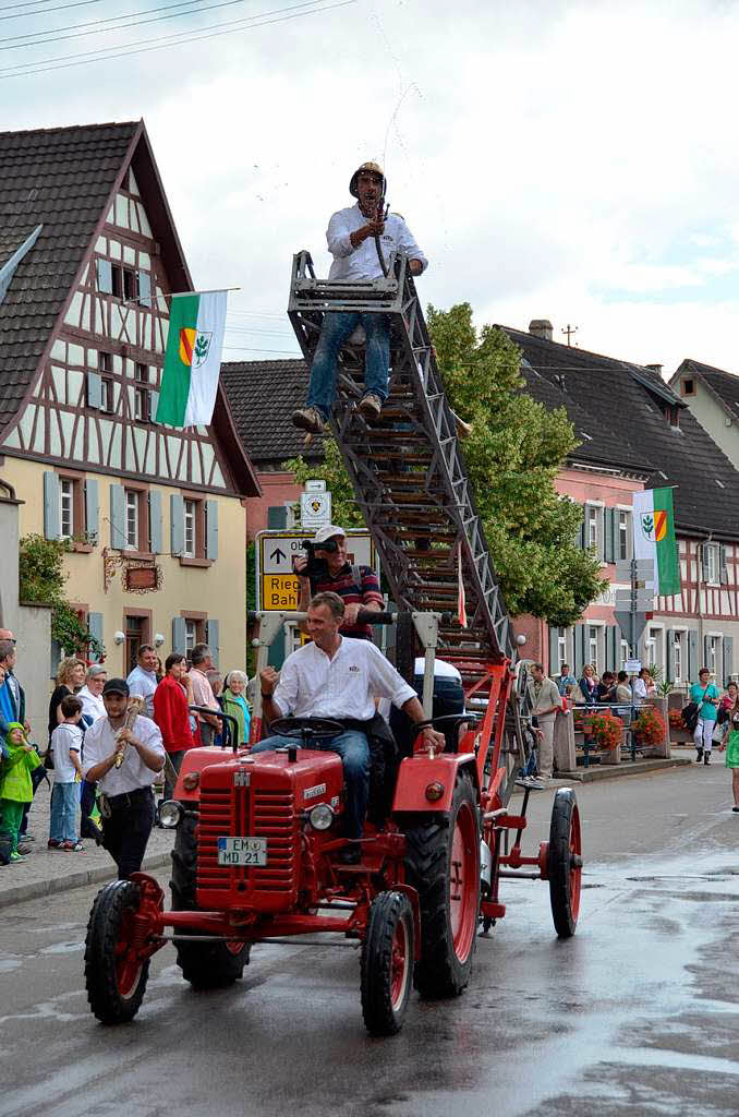 Gleich spritzt’s: Traktor mit Drehleiter aus Oberhausen
