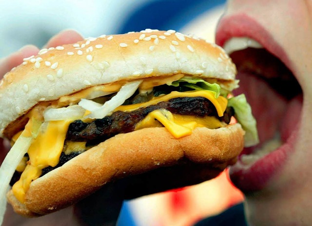 Lecker, aber nicht besonders gesund: ein Cheeseburger   | Foto: DPA