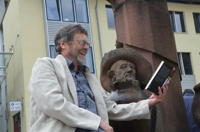 Autoren unter sich: Thomas Erle am Goethe-Brunnen am Kleinen Marktplatz  | Foto: Sylvia-Karina  Jahn
