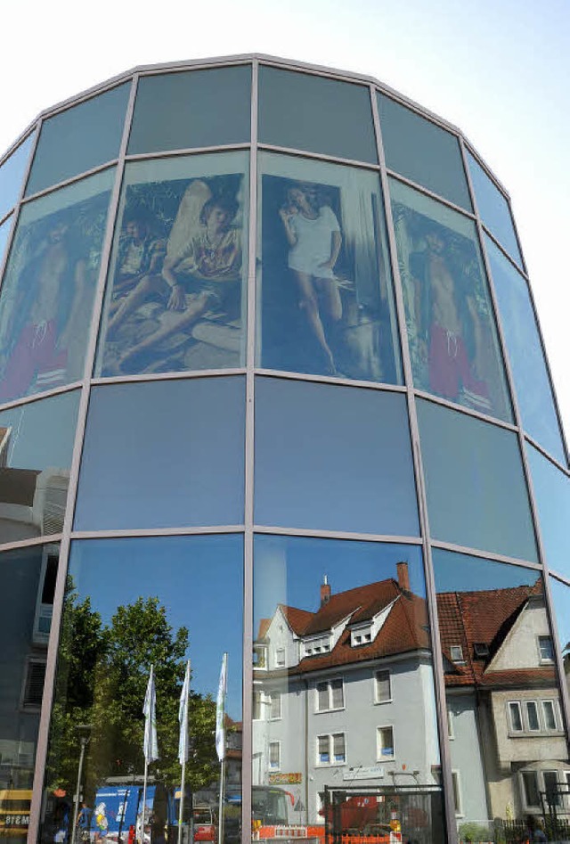 Ein Anbau aus Glas am Oberrheinplatz macht das Hochrheincenter unverwechselbar.  | Foto: Ingrid Bhm-Jacob