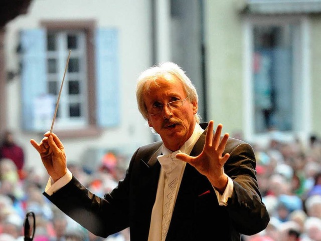 Bei Dirigent Uwe Mller-Feser, hier be...den des Projekts Freischtz  zusammen.  | Foto: Volker Mnch