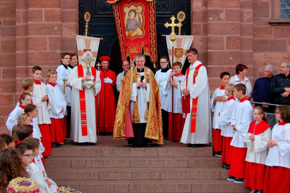 Ein hoher Festtag für St. Peter im Schwarzwald: Das Patrozinium Peter und Paul, verbunden mit dem Dorffest im Klosterhof und Bertoldsplatz. (Foto: Christian Ringwald) Ein hoher Festtag für St. Peter im Schwarzwald: Das Patrozinium Peter und Paul, verbunden mit dem Dorffest im Klosterhof und Bertoldsplatz. (Foto: Christian Ringwald)