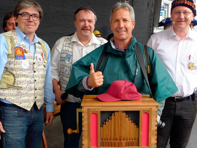 John Rogers mit seiner neuen Orgel, de...nd Wintermantel von der Orgelstiftung.  | Foto: Eberhard Wei