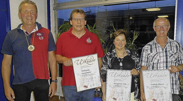 Prsident Andreas Lufer (links) ehrte... fr ihre langjhrige Mitgliedschaft.   | Foto: Simon Tenz