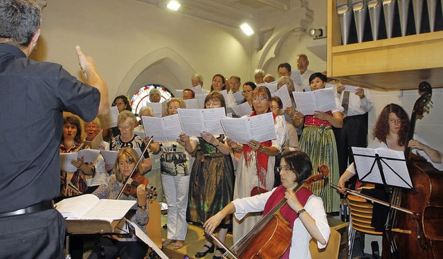 Der Kirchenchor Heiligenzell mit Begleitung unter Leitung von Georg Eichner   | Foto: Fssel
