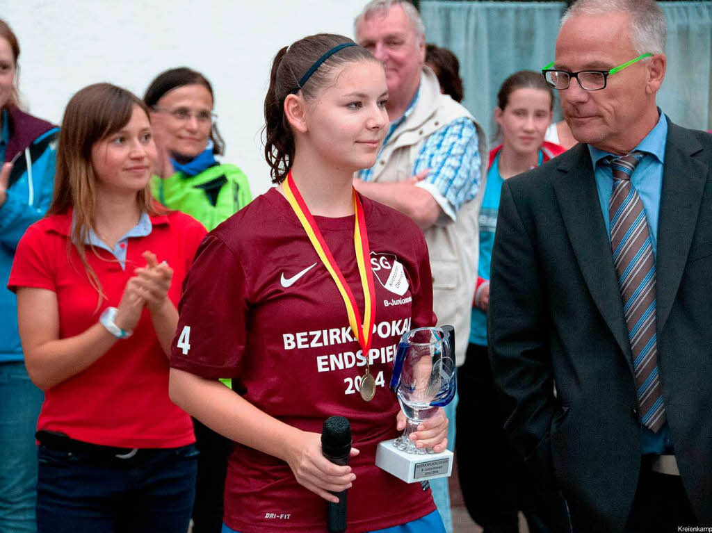 Die B-Juniorinnen der SG Oberried (Spielfhrerin Luise Lebfromm erhlt den Pokal) gewannen in Au-Wittnau mit 2:0 gegen  Weisweil.