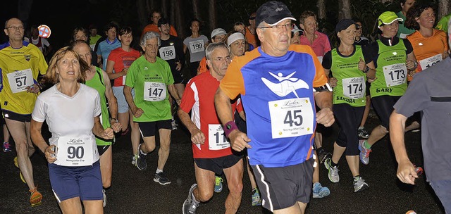 Hinein in die Nacht aus Spa an der Be...hmer beim Mitternachtslauf in Biengen   | Foto: Murst