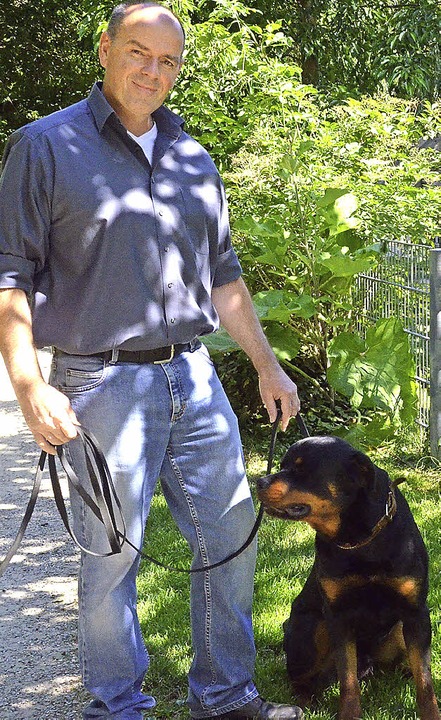 Reinhold Göbel und sein Rottweiler Don  | Foto: Ute Wehrle