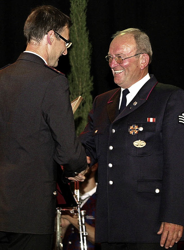 Markus Riesterer ehrte fr den Kreisfe...and auch Altkommandant Walter Erschig.  | Foto: Christa Rinklin