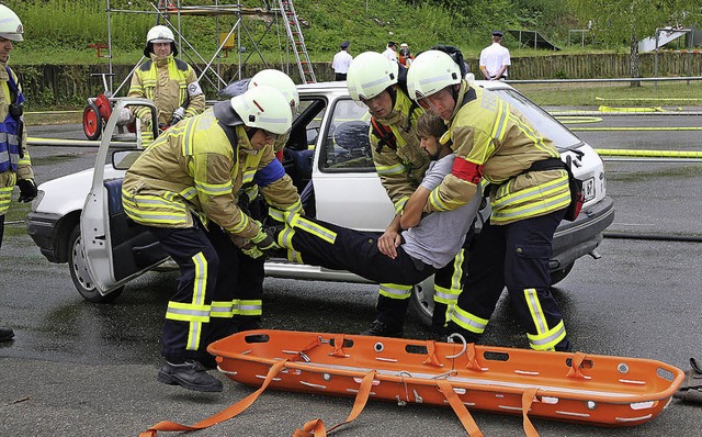 Menschen  bei einem Verkehrsunfall zu ...ngsprogramm des Leistungswettbewerbs.   | Foto: christa rinklin.