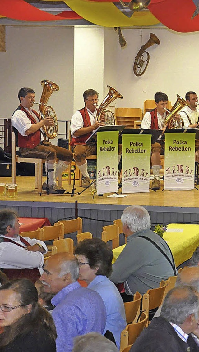 Die &#8222;Polka-Rebellen&#8220; unter... Publikum in der Halle in Attlisberg.   | Foto: Claus Bingold