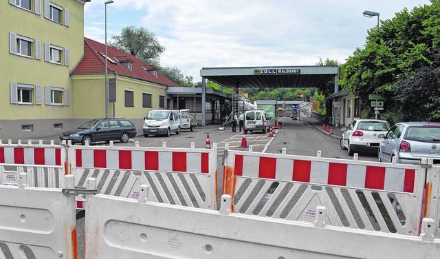 Seit gestern Morgen 6 Uhr ist der Gren...ojektleiter Straenbau in der Schweiz.  | Foto: Klatt- D'Souza