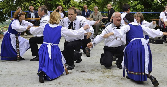 Die Tanzgruppe Lrrach zeigte den Besu...e einst in Siebenbrgen getanzt wurde.  | Foto: Hubert Dietrich