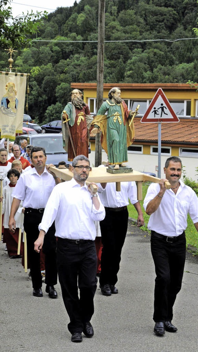 Prozession mit den Statuen der Kirchen...er und Paul nach dem Festgottesdienst.  | Foto: Dietmar Noeske