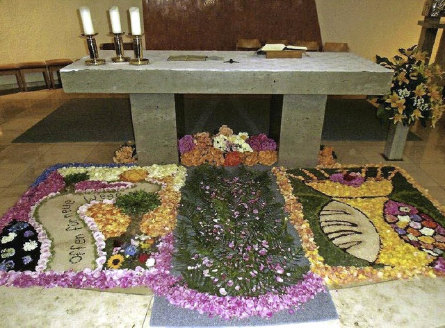 Blumenteppich am Altar der Kirche in Stegen.   | Foto: Privat