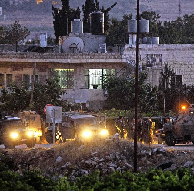 Israelische Sicherheitskrfte am Montagabend am Fundort der Leichen   | Foto: afp